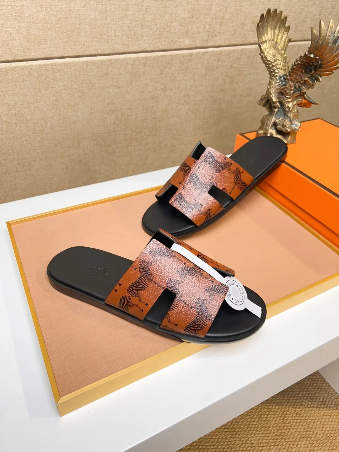 Men's clothing and shoes 💰280 💅💅💅 new arrival. Hermes Hermes official website latest counter synchronized new oran color leather H slippers, the original Paris version flew back to the original model and opened the mold to make it perfectly🍌The highest quality Sincerity, you can enter and leave the counter at will [Deyi] The upper is made of original customized  colored palm prints, crocodile print, ostrich print, colored cow leather, colored cow suede, 🤔 horse hair, 🥳 colored diamonds, 🥰 3D printing, and other genuine leather slippers, imported cow pattern foot pad lining, Italian  latest original genuine leather combination outsole Code number: 38-48 (customized at 46.47.48) Can be made into picture combination sole with genuine leather pattern and ordinary molded outsole